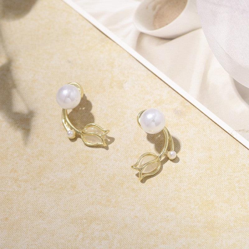 New Ins Style Small, Fresh, Cute, Versatile Pearl Flower Earrings With Female Design Sense, Light Luxury And Fashionable Earrings