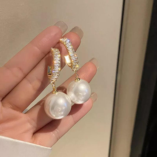 Korean Oversize White  EarringsSPECIFICATIONS

 

 

 

Material: Metal

Metals Type: Zinc alloy

Model Number: BT*5403

Item Type: Earrings

Style: Vintage

Earring Type: Drop Earrings

Shape\patSouvenirs 4 youSouvenirs 4 you