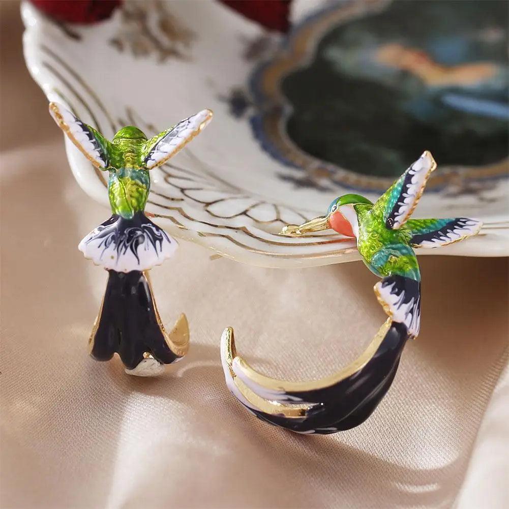 Flying Hummingbird EarringsSPECIFICATIONS

 

 

Material: Metal

Metals Type: Zinc alloy

Model Number: BT*4034

Item Type: Earrings

Style: Cute/Romantic

Back Finding: Push-back

Earring TySouvenirs 4 youSouvenirs 4 you