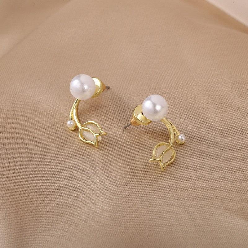 New Ins Style Small, Fresh, Cute, Versatile Pearl Flower Earrings With Female Design Sense, Light Luxury And Fashionable Earrings