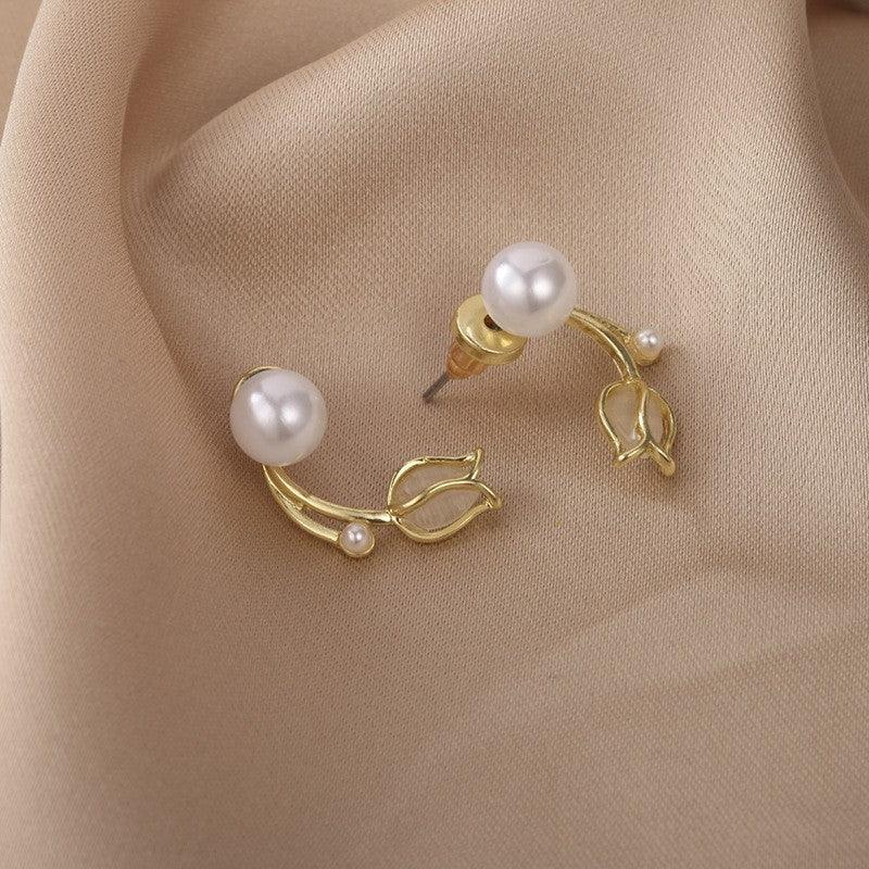 New Ins Style Small, Fresh, Cute, Versatile Pearl Flower Earrings With Female Design Sense, Light Luxury And Fashionable Earrings